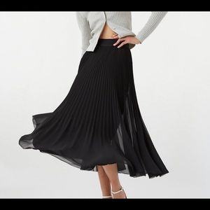 Gorgeous Aritzia pleated skirt - black .